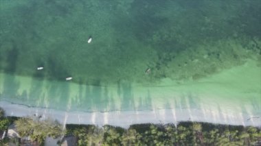 Bu video 8K çözünürlükte Tanzanya 'nın Zanzibar kıyısındaki okyanus manzarasını gösteriyor.