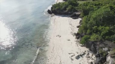 Bu video 8K çözünürlükte Tanzanya 'nın Zanzibar kıyısındaki okyanus manzarasını gösteriyor.