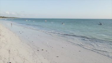 Bu video 8K çözünürlükte Tanzanya 'nın Zanzibar kıyısındaki okyanus manzarasını gösteriyor.