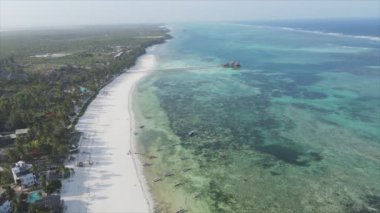 Bu video 8K çözünürlükte Tanzanya 'nın Zanzibar kıyısındaki okyanus manzarasını gösteriyor.