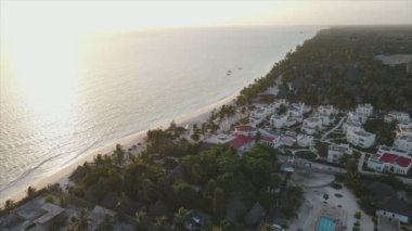Bu video 8K çözünürlükte Tanzanya 'nın Zanzibar kıyısındaki okyanus manzarasını gösteriyor.