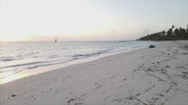 Bu video 8K çözünürlükte Tanzanya 'nın Zanzibar kıyısındaki okyanus manzarasını gösteriyor.