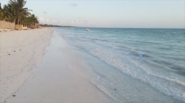 Bu video 8K çözünürlükte Tanzanya 'nın Zanzibar kıyısındaki okyanus manzarasını gösteriyor.