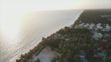 Bu video 8K çözünürlükte Tanzanya 'nın Zanzibar kıyısındaki okyanus manzarasını gösteriyor.