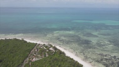 Bu video 8K çözünürlükte Tanzanya 'nın Zanzibar kıyısındaki okyanus manzarasını gösteriyor.