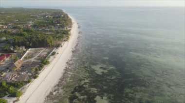 Bu video 8K çözünürlükte Tanzanya 'nın Zanzibar kıyısındaki okyanus manzarasını gösteriyor.