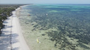 Bu video 8K çözünürlükte Tanzanya 'nın Zanzibar kıyısındaki okyanus manzarasını gösteriyor.