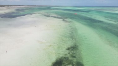 Bu video 8K çözünürlükte Tanzanya 'nın Zanzibar kıyısındaki okyanus manzarasını gösteriyor.