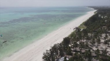 Bu video 8K çözünürlükte Tanzanya 'nın Zanzibar kıyısındaki okyanus manzarasını gösteriyor.