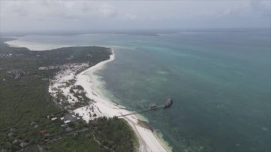 Bu video 8K çözünürlükte Tanzanya 'nın Zanzibar kıyısındaki okyanus manzarasını gösteriyor.