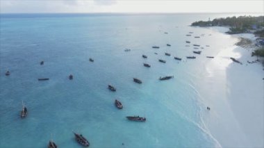 Bu video 8K çözünürlükte Tanzanya 'nın Zanzibar kıyısındaki okyanus manzarasını gösteriyor.