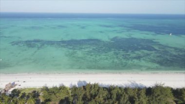 Bu video 8K çözünürlükte Tanzanya 'nın Zanzibar kıyısındaki okyanus manzarasını gösteriyor.