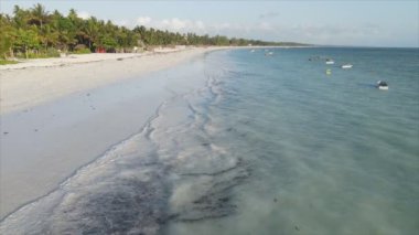 Bu video 8K çözünürlükte Tanzanya 'nın Zanzibar kıyısındaki okyanus manzarasını gösteriyor.