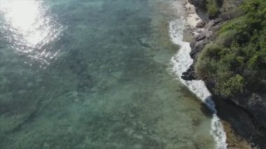 Bu video 8K çözünürlükte Tanzanya 'nın Zanzibar kıyısındaki okyanus manzarasını gösteriyor.