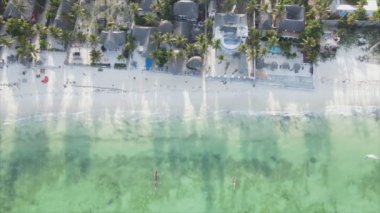 Bu video 8K çözünürlükte Tanzanya 'nın Zanzibar kıyısındaki okyanus manzarasını gösteriyor.