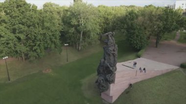 Bu stok görüntüler Babi Yar 'ın havadan görünüşünü gösteriyor - Ukrayna' nın Kyiv şehrinde 8K çözünürlüğünde Yahudilerin toplu katliamı