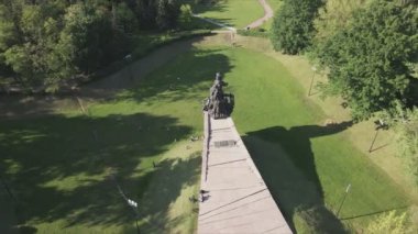 Bu stok görüntüler Babi Yar 'ın havadan görünüşünü gösteriyor - Ukrayna' nın Kyiv şehrinde 8K çözünürlüğünde Yahudilerin toplu katliamı