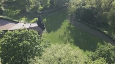 Bu stok görüntüler Babi Yar 'ın havadan görünüşünü gösteriyor - Ukrayna' nın Kyiv şehrinde 8K çözünürlüğünde Yahudilerin toplu katliamı