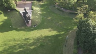 Bu stok görüntüler Babi Yar 'ın havadan görünüşünü gösteriyor - Ukrayna' nın Kyiv şehrinde 8K çözünürlüğünde Yahudilerin toplu katliamı