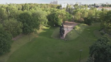 Bu stok görüntüler Babi Yar 'ın havadan görünüşünü gösteriyor - Ukrayna' nın Kyiv şehrinde 8K çözünürlüğünde Yahudilerin toplu katliamı