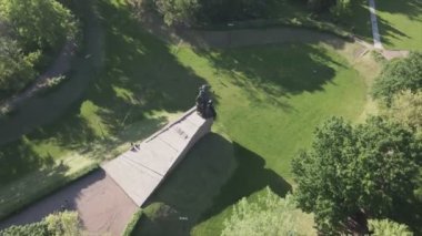 Bu stok görüntüler Babi Yar 'ın havadan görünüşünü gösteriyor - Ukrayna' nın Kyiv şehrinde 8K çözünürlüğünde Yahudilerin toplu katliamı