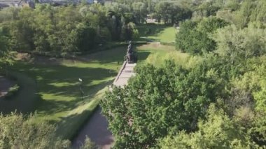 Bu stok görüntüler Babi Yar 'ın havadan görünüşünü gösteriyor - Ukrayna' nın Kyiv şehrinde 8K çözünürlüğünde Yahudilerin toplu katliamı