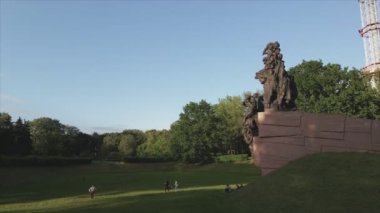 Bu stok görüntüler Babi Yar 'ın havadan görünüşünü gösteriyor - Ukrayna' nın Kyiv şehrinde 8K çözünürlüğünde Yahudilerin toplu katliamı