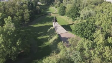 Bu stok görüntüler Babi Yar 'ın havadan görünüşünü gösteriyor - Ukrayna' nın Kyiv şehrinde 8K çözünürlüğünde Yahudilerin toplu katliamı