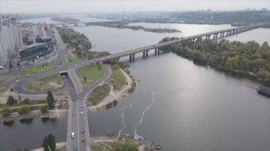 Bu stok videosu Ukrayna 'daki Dnipro nehrinin 8K çözünürlükteki havadan görüntüsünü gösteriyor.