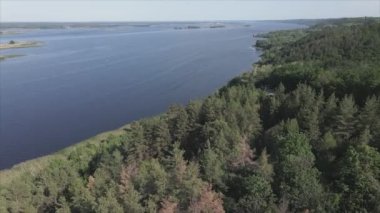 Bu stok videosu Ukrayna 'daki Dnipro nehrinin 8K çözünürlükteki havadan görüntüsünü gösteriyor.