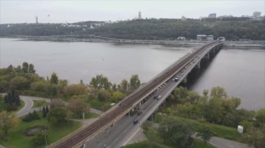 Bu stok videosu Ukrayna 'daki Dnipro nehrinin 8K çözünürlükteki havadan görüntüsünü gösteriyor.