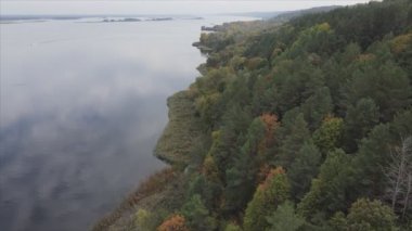 Bu stok videosu Ukrayna 'daki Dnipro nehrinin 8K çözünürlükteki havadan görüntüsünü gösteriyor.