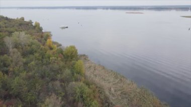Bu stok videosu Ukrayna 'daki Dnipro nehrinin 8K çözünürlükteki havadan görüntüsünü gösteriyor.