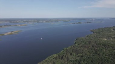Bu stok videosu Ukrayna 'daki Dnipro nehrinin 8K çözünürlükteki havadan görüntüsünü gösteriyor.