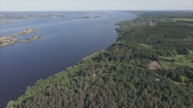 Bu stok videosu Ukrayna 'daki Dnipro nehrinin 8K çözünürlükteki havadan görüntüsünü gösteriyor.