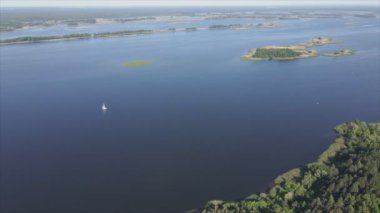 Bu stok videosu Ukrayna 'daki Dnipro nehrinin 8K çözünürlükteki havadan görüntüsünü gösteriyor.