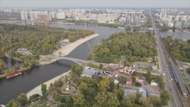 Bu stok videosu Ukrayna 'daki Dnipro nehrinin 8K çözünürlükteki havadan görüntüsünü gösteriyor.