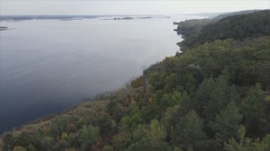 Bu stok videosu Ukrayna 'daki Dnipro nehrinin 8K çözünürlükteki havadan görüntüsünü gösteriyor.