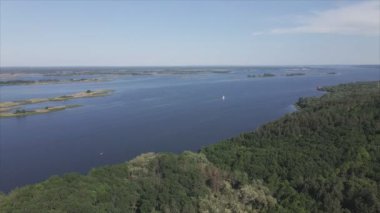 Bu stok videosu Ukrayna 'daki Dnipro nehrinin 8K çözünürlükteki havadan görüntüsünü gösteriyor.