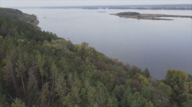 Bu stok videosu Ukrayna 'daki Dnipro nehrinin 8K çözünürlükteki havadan görüntüsünü gösteriyor.