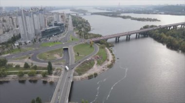 Bu stok videosu Ukrayna 'daki Dnipro nehrinin 8K çözünürlükteki havadan görüntüsünü gösteriyor.