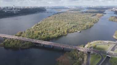 Bu stok videosu Ukrayna 'daki Dnipro nehrinin 8K çözünürlükteki havadan görüntüsünü gösteriyor.