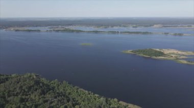 Bu stok videosu Ukrayna 'daki Dnipro nehrinin 8K çözünürlükteki havadan görüntüsünü gösteriyor.