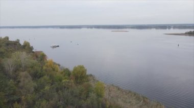 Bu stok videosu Ukrayna 'daki Dnipro nehrinin 8K çözünürlükteki havadan görüntüsünü gösteriyor.