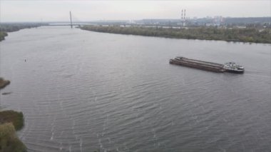 Bu stok videosu Ukrayna 'daki Dnipro nehrinin 8K çözünürlükteki havadan görüntüsünü gösteriyor.