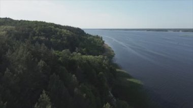Bu stok videosu Ukrayna 'daki Dnipro nehrinin 8K çözünürlükteki havadan görüntüsünü gösteriyor.