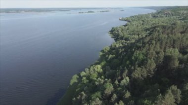 Bu stok videosu Ukrayna 'daki Dnipro nehrinin 8K çözünürlükteki havadan görüntüsünü gösteriyor.