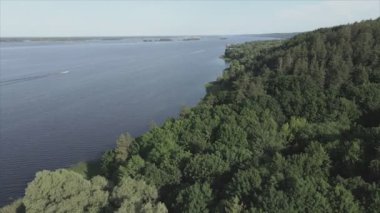 Bu stok videosu Ukrayna 'daki Dnipro nehrinin 8K çözünürlükteki havadan görüntüsünü gösteriyor.