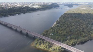 Bu stok videosu Ukrayna 'daki Dnipro nehrinin 8K çözünürlükteki havadan görüntüsünü gösteriyor.