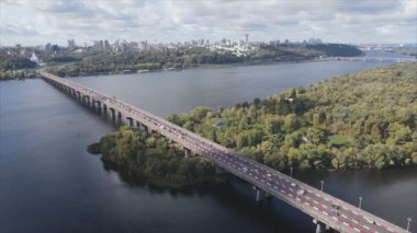 Bu stok videosu Ukrayna 'daki Dnipro nehrinin 8K çözünürlükteki havadan görüntüsünü gösteriyor.